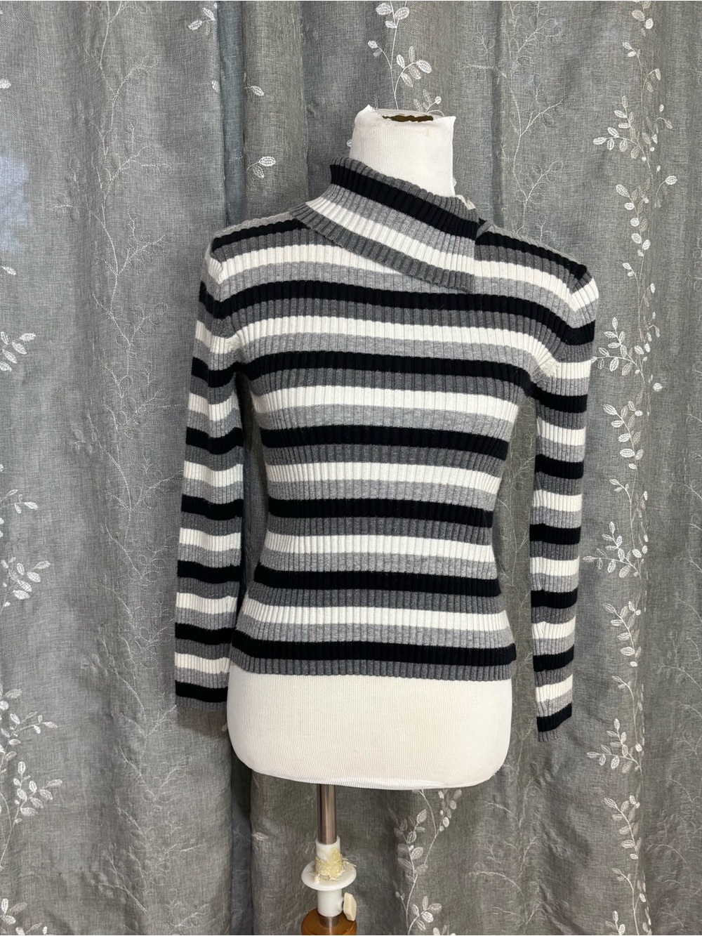 Vintage Y2K Faded Glory Black & White Striped Ribbed Turtleneck